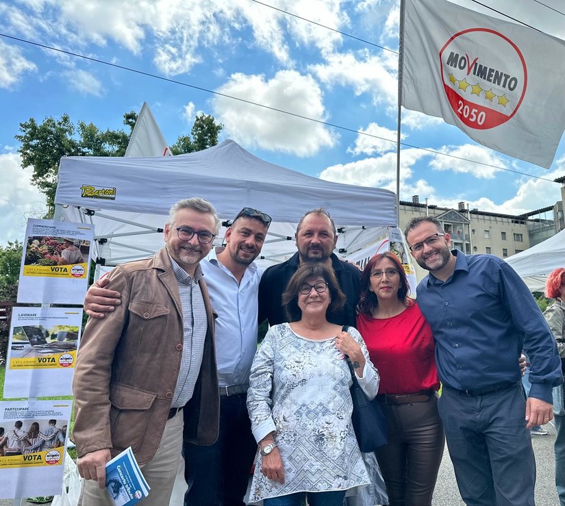 I sostenitori locali del Movimento 5 Stelle con il candidato sindaco Andrea Coden al centro