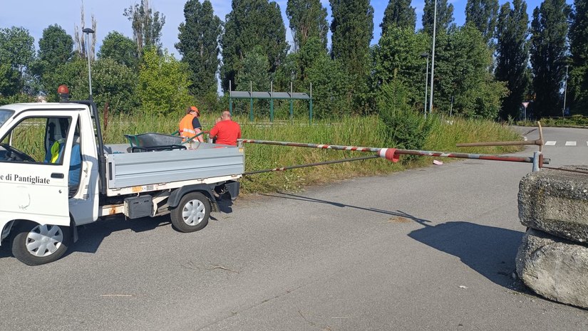 L'intervento della squadra comunale ha ripristinato la sbarra che chiude l'accesso ai criminali ambientali