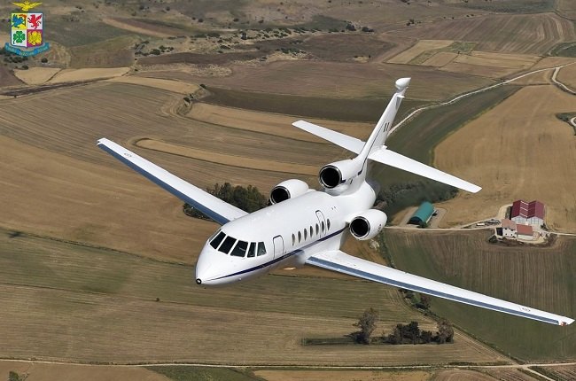 Il Falcon dell'Aeronautica Militare che esegue i trasporti sanitari