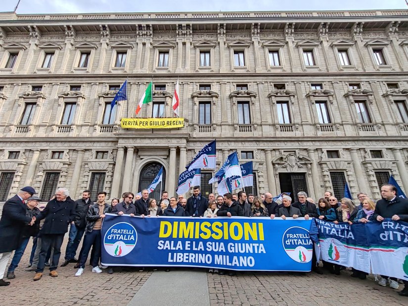 Un momento della manifestazione davanti a Palazzo Marino
