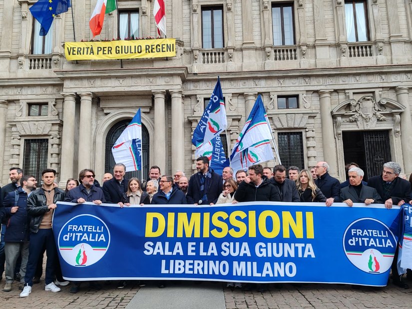 Un momento della manifestazione davanti a Palazzo Marino
