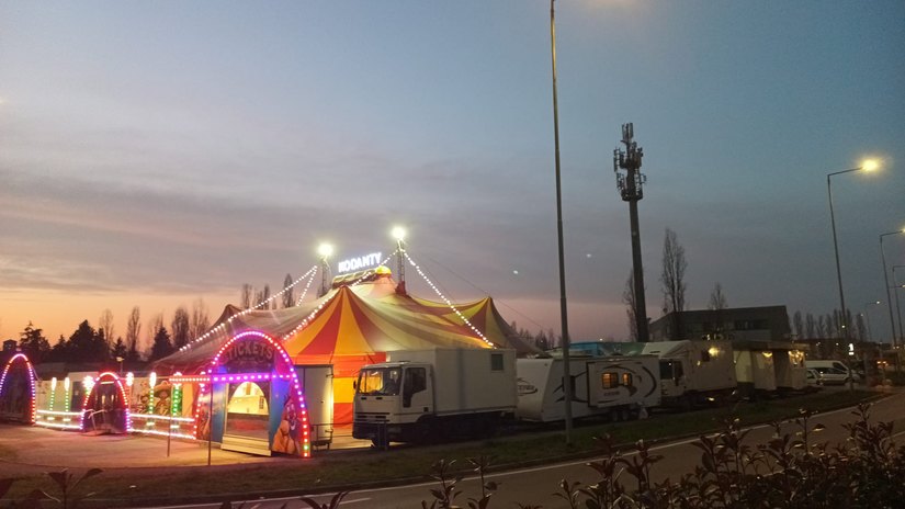 Il tendone e la carovana del piccolo circo Kodanty