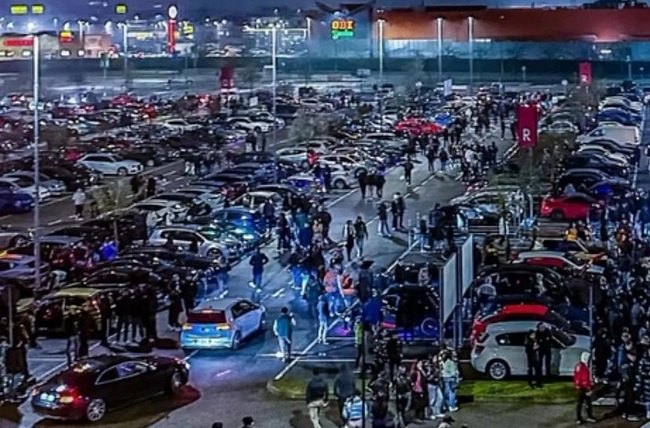 La mega folla di auto che ha trasformato il parcheggio dell'Ikea sangiulianese in un autodromo improvvisato