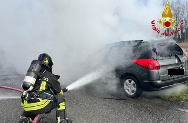 I pompieri estinguono le fiamme che hanno avvolto l'auto sulla Lodi-Zelo
