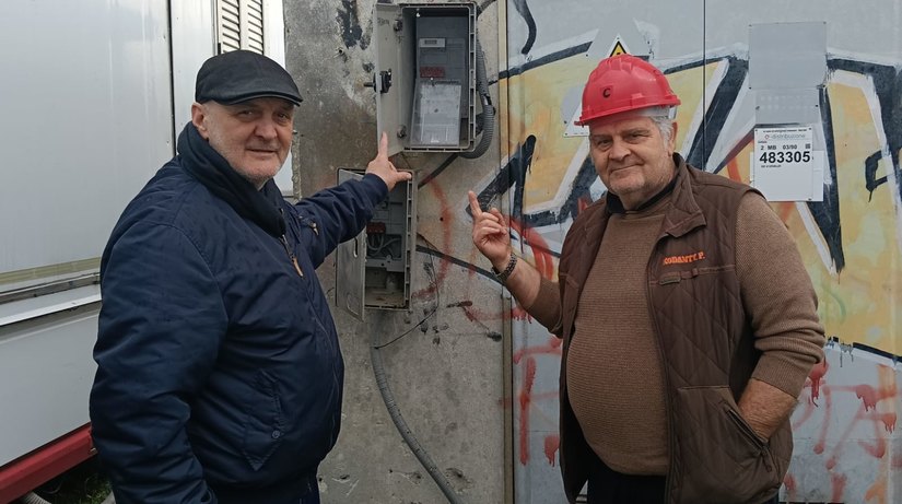 Paride Orfei e Paolo Kodanty davanti alla cabina elettrica adiacente lo spazio feste