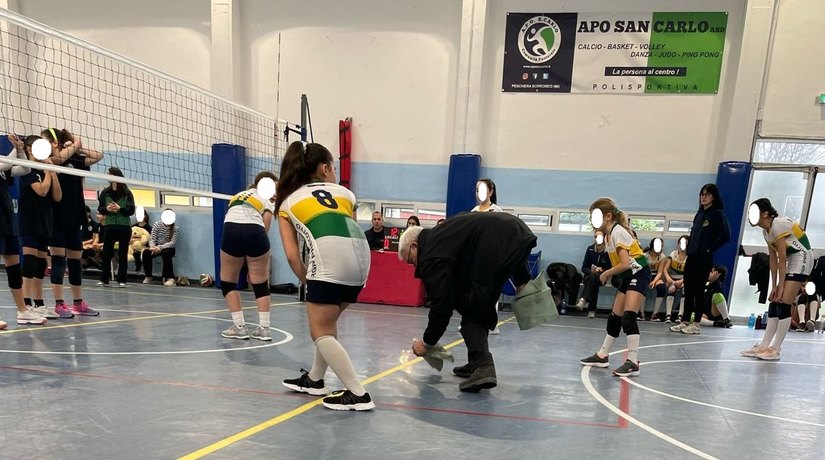Costretti ad interrompere la partita per asciugare l'acqua che cade dal tetto della plaestra comunale