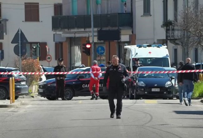 Le forze dell'ordine sul luogo del ritrovamento dell'esplosivo