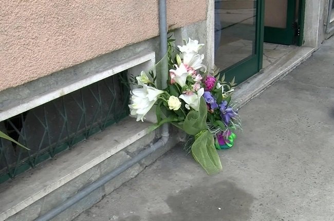 Fiori che sono stati deposti davanti al portone dello stabile dove di è consumata la tragedia