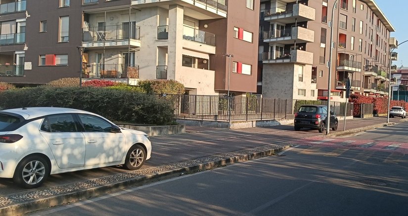 La denuncia: parcheggio selvaggio sulla ciclabile di via Fallaci a Bellaria