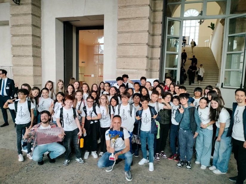 Il CoRogoredo con il primo premio in mano al prof. Alessandro Nardin