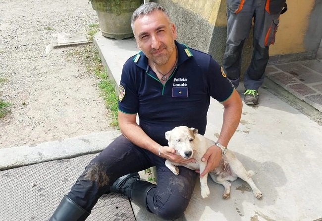 L'agente Trotta con il cagnolino tratto in salvo