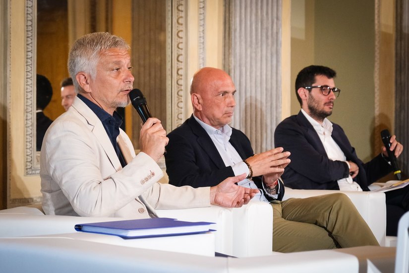 Da sinistra Cristiano Canova portavoce di LeComunali Farmacie in rete, Yuri Santagostino Presidente Confservizi CISPEL Lombardia e Alberto Fulgione portavoce di Green Alliance-Servizi per l’ambiente in Lombardia