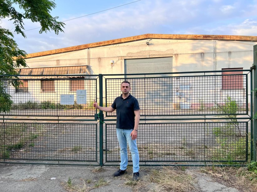 il consigliere Francesco Rocca (FdI) davanti al capannone che la Giunta Sala vuole dare al Leoncavalo