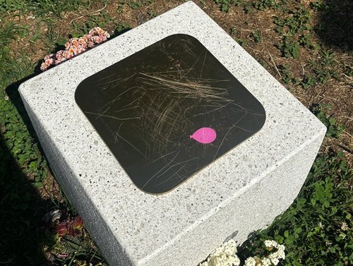 La targa in memoria di Diana Pifferi sfregiata con un oggetto appuntito