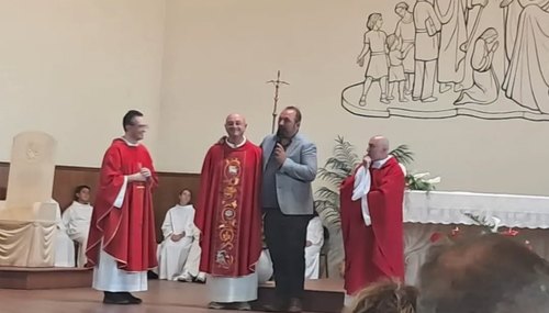 Il sindaco Andrea Coden con i sacerdoti
