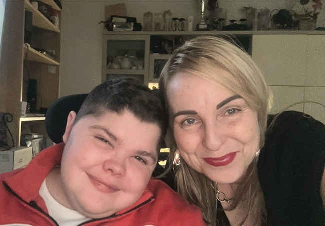 Gabriele in compagnia della mamma