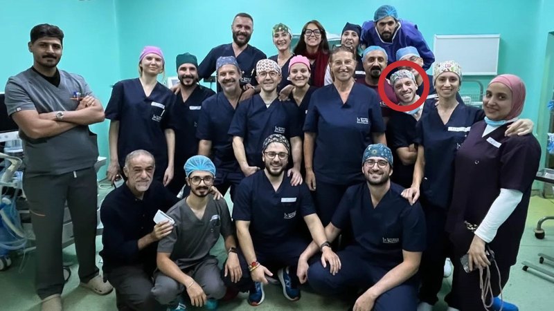 Alberto Diazzi (cerchiato in rosso) nella foto di gruppo dell'ONG Emergenza Sorrisi