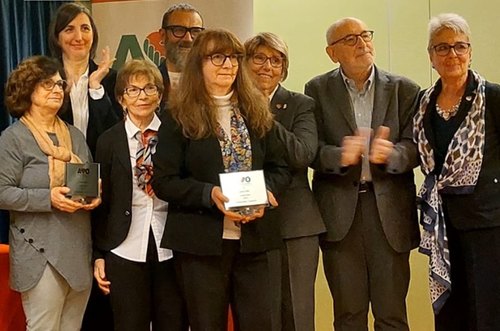 Alcuni volontari Avo ritirano il riconoscimento per il 40° anno di attività