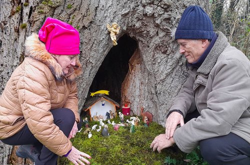 Paola Viviana Sandri e Walter Ferrari davanti al presepe nel Carengione