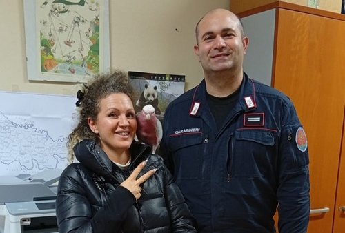 Anita sulla spalla della sua padrona in compagnia di un carabiniere