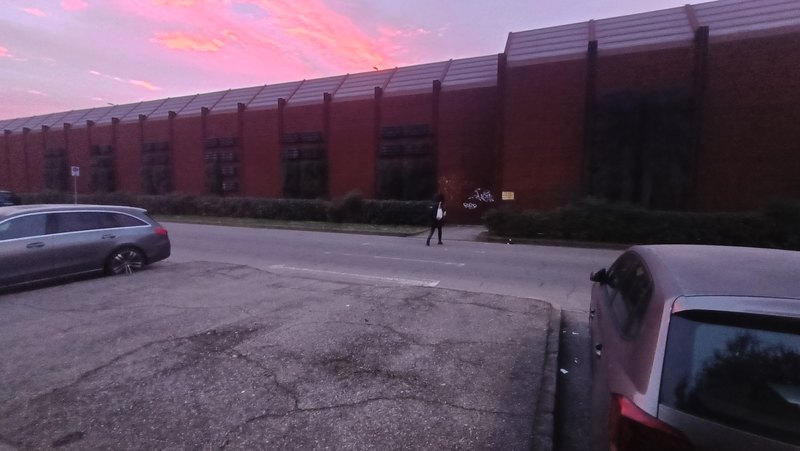 Un pedone diretto alla fermata sulla Paullese attraversa la strada,