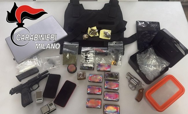 Droga e armi sequestrate al 19enne