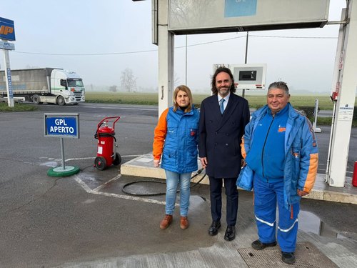 Il sindaco di Colturano Giulio Guala con i gestori