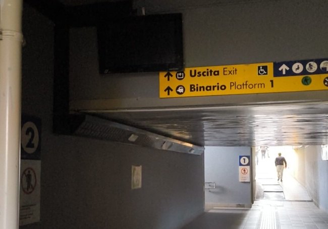 Il sottopasso al buio e con i monitor spenti