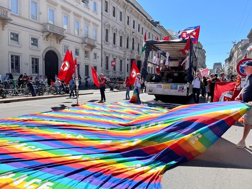 Il tramonto delle bandiere arcobalen (Foto Mianews)
