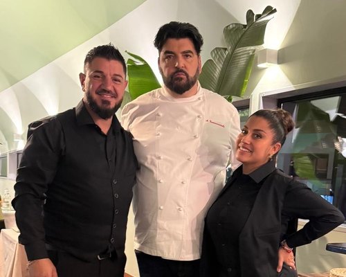 Ismaele e Julissa Fontana con lo chef Antonino Cannavacciuolo