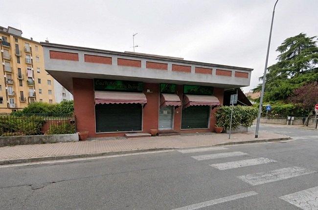 L'ex bar Darwin, futura sede della nuova farmacia