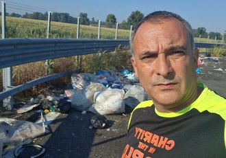 Simo Riva - Il turista spazzino