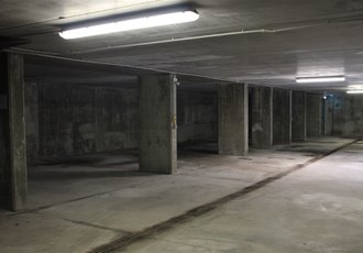 Alcuni dei posti auto nell’autorimessa interrata di via Curiel