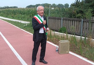 Il sindaco id Paullo indossa la fascia tricolare in un momento Istituzionale