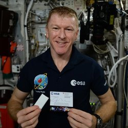 L'astronatua Tim Peake con il cioccolato e il bigliettino inviati dalla Svizzera sulla ISS ©NASA/ESA 