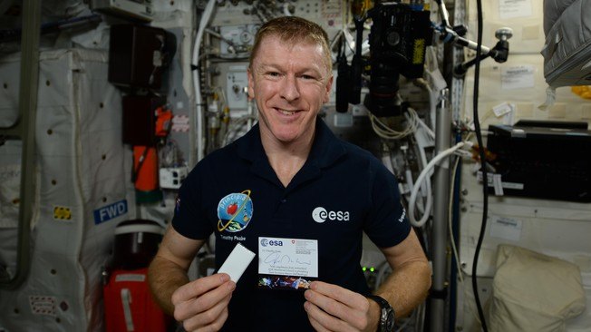 L'astronatua Tim Peake con il cioccolato e il bigliettino inviati dalla Svizzera sulla ISS ©NASA/ESA