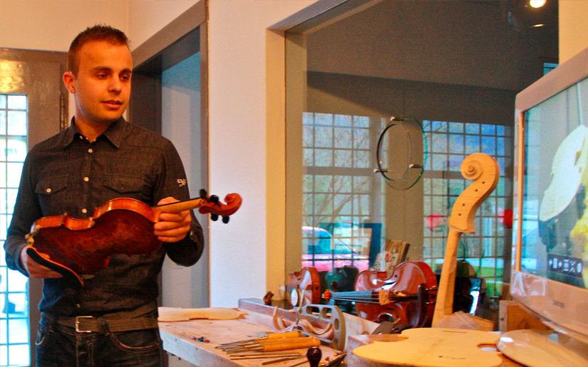 Francesco Cortesi, il liutaio poschiavino mentre spiega alcuni dettagli sulla costruzione artigianale
-artistica di un violino. Quello che ha in mano è una sua creatura ed è stato utilizzato dal violinista Massimo
De Bonfils.