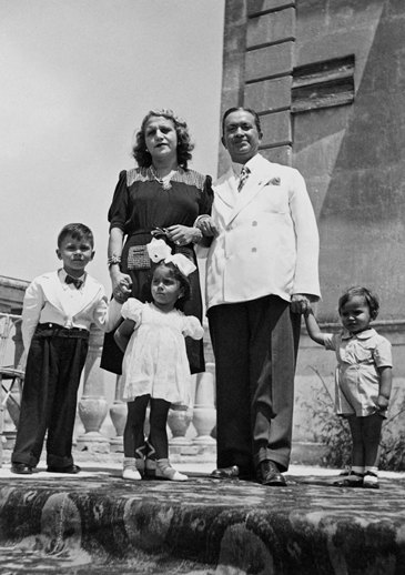 Michele Viterbo, fotografato con la famiglia a Torre a Mare (giugno 1943).