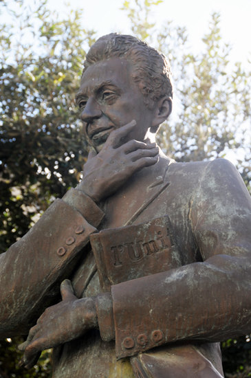 Particolare della statua di Aldo Moro davanti alla casa natale dello statista democristiano, a Maglie.