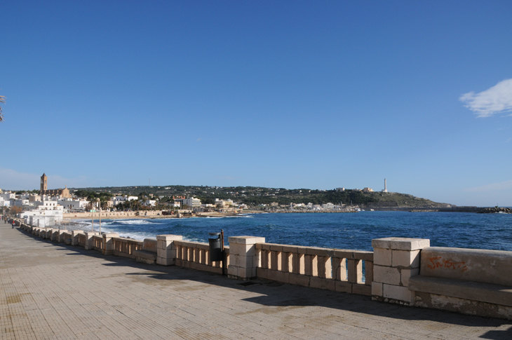 Il lungomare e il faro di Santa Maria di Leuca (ph. Nello Wrona).