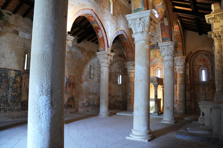 Lecce: L'interno dell'Abbazia di Cerrate (ph. © nello wrona).