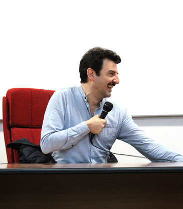 Enrico Ianniello durante l'incontro con gli studenti di Tricase. 