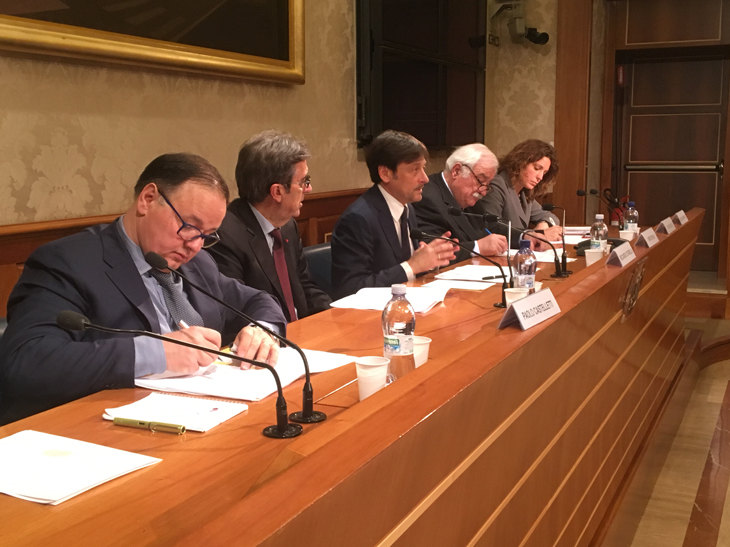 Roma: Dario Stefàno (al centro) durante la conferenza stampa di questa mattina al Senato, per illustrare il disegno di legge per l'introduzione dell'insegnamento obbligatorio di “Storia e Civiltà del vino” nelle scuole.