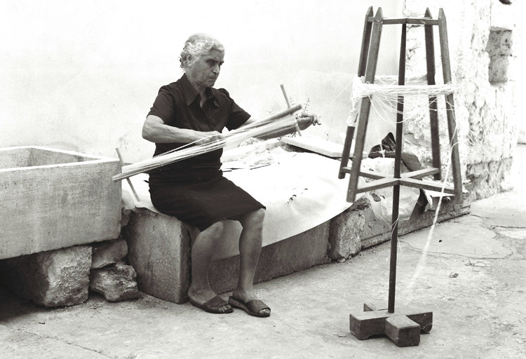 Salento, anni Sessanta: Donna all'arcolaio (ph. © Michele Rizzo).