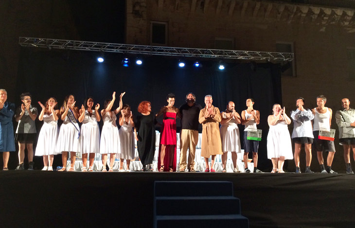 Attori sul palco della prima edizione di