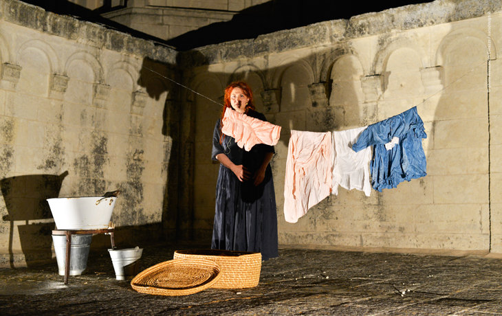 L'attrice Carla Guido impegnata sulla scena di