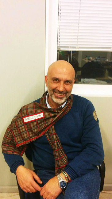 Il sindaco di Amatrice, Sergio Pirozzi, con una sciarpa