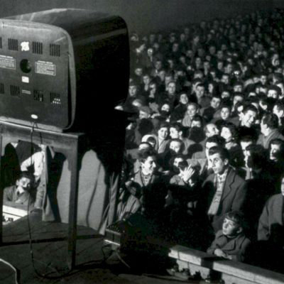Primi anni Sessanta: il pubblico delle grandi occasioni, quando al cinema si proietta la televisione.