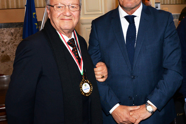 Crocifisso Valente e il sindaco di Ostuni Gianfranco Coppola, il giorno della premiazione. Foto © Salvatore Valente