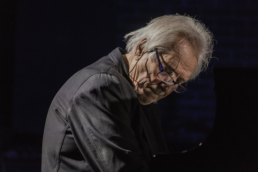 Il pianista e compositore Enrico Intra